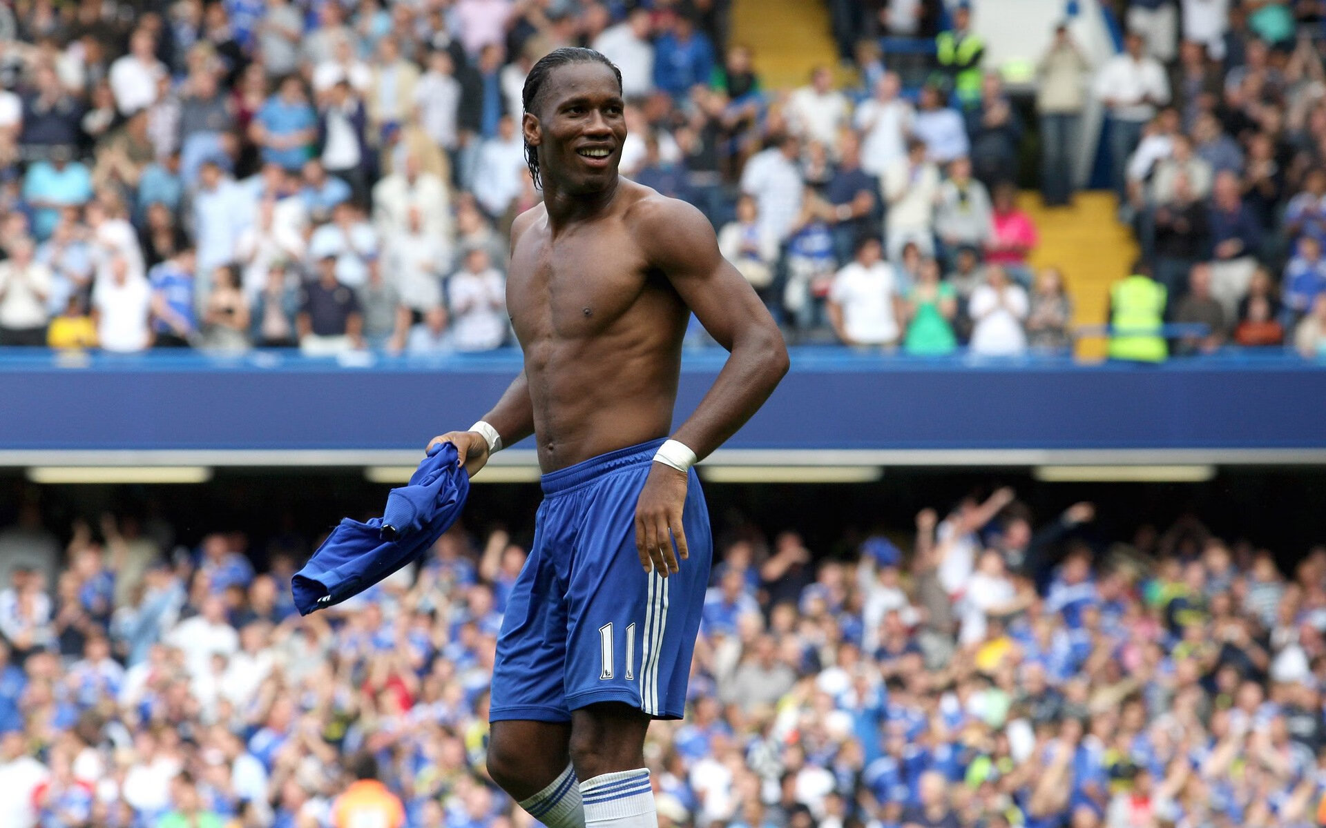 门将长传是否常用于拉开防线制造反击空间,门将穿长裤